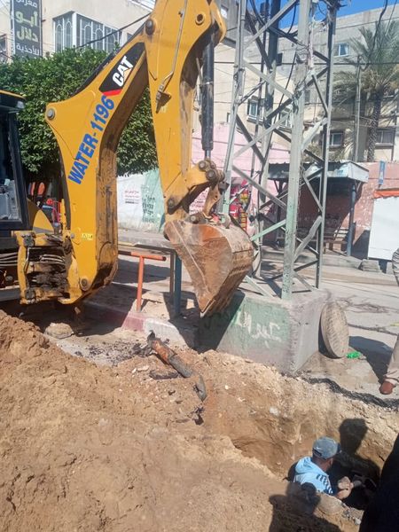 بلدية دير البلح تنتهي من أعمال الصيانة الطارئة لخط المياه الرئيسي المغذي للمنطقة الغربية بالمدينة