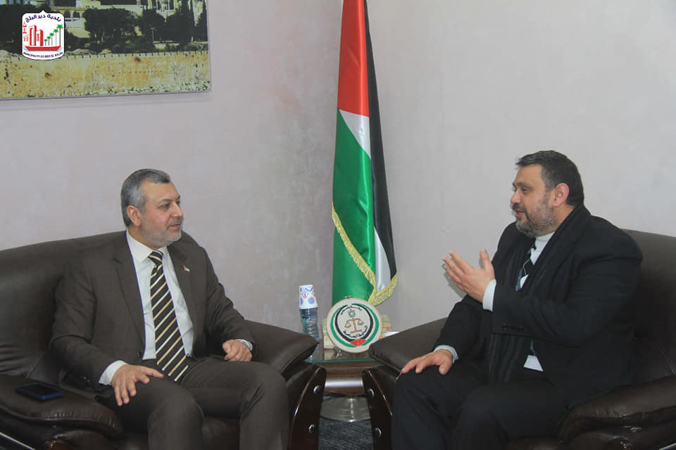 رئيس بلدية دير البلح يؤكد على أهمية العمل التكاملي لترسيخ العدالة