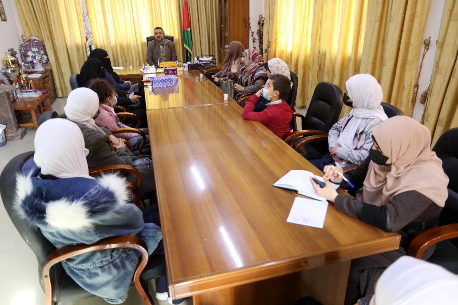 بلدية دير البلح تستقبل وفدا من مدرسة السيدة خديجة الخيرية