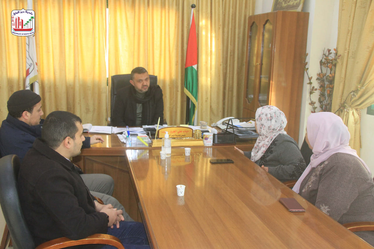 رئيس بلدية دير البلح يلتقي بموظفي الدوائر ويناقش سبل تطوير العمل والارتقاء به