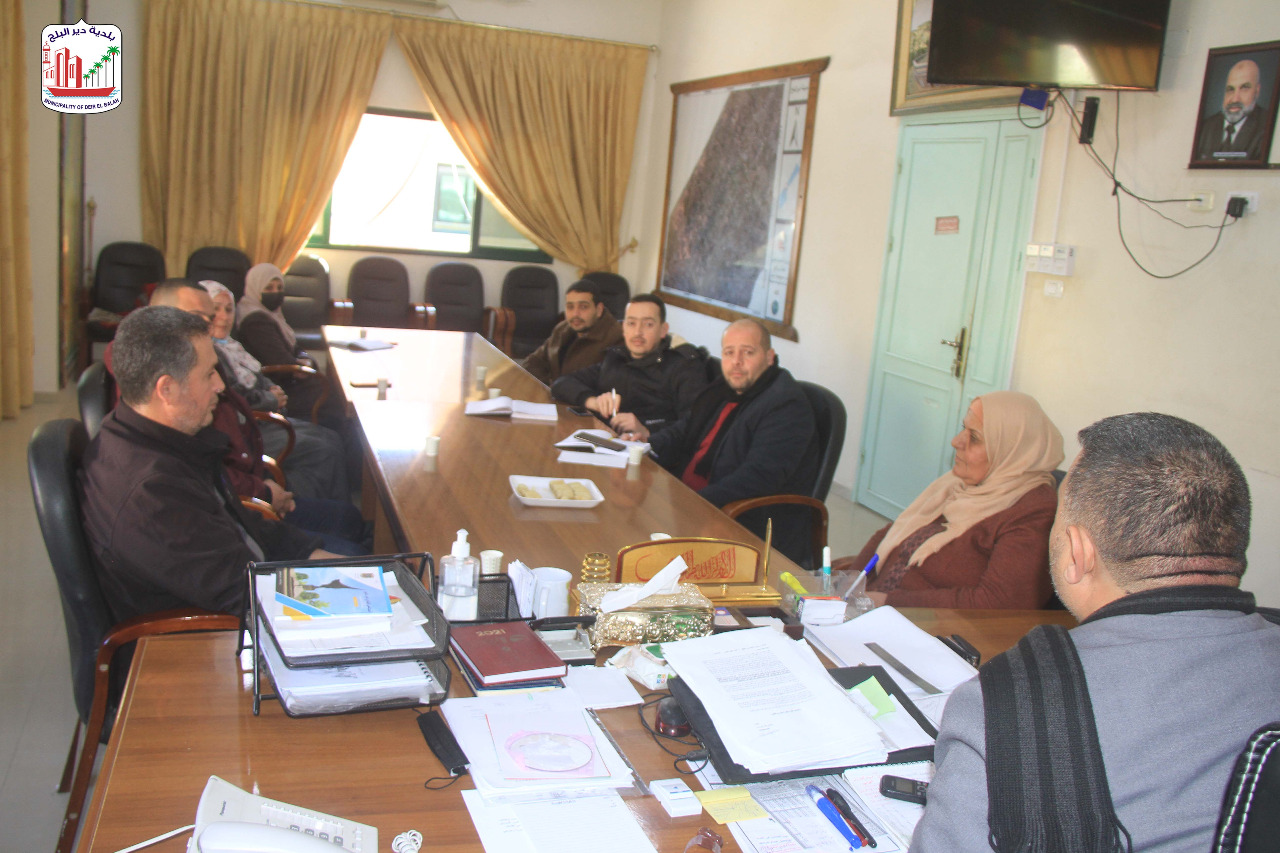 رئيس بلدية دير البلح يؤكد على التعاون بين دوائر البلدية لإنجاز معاملات المواطنين