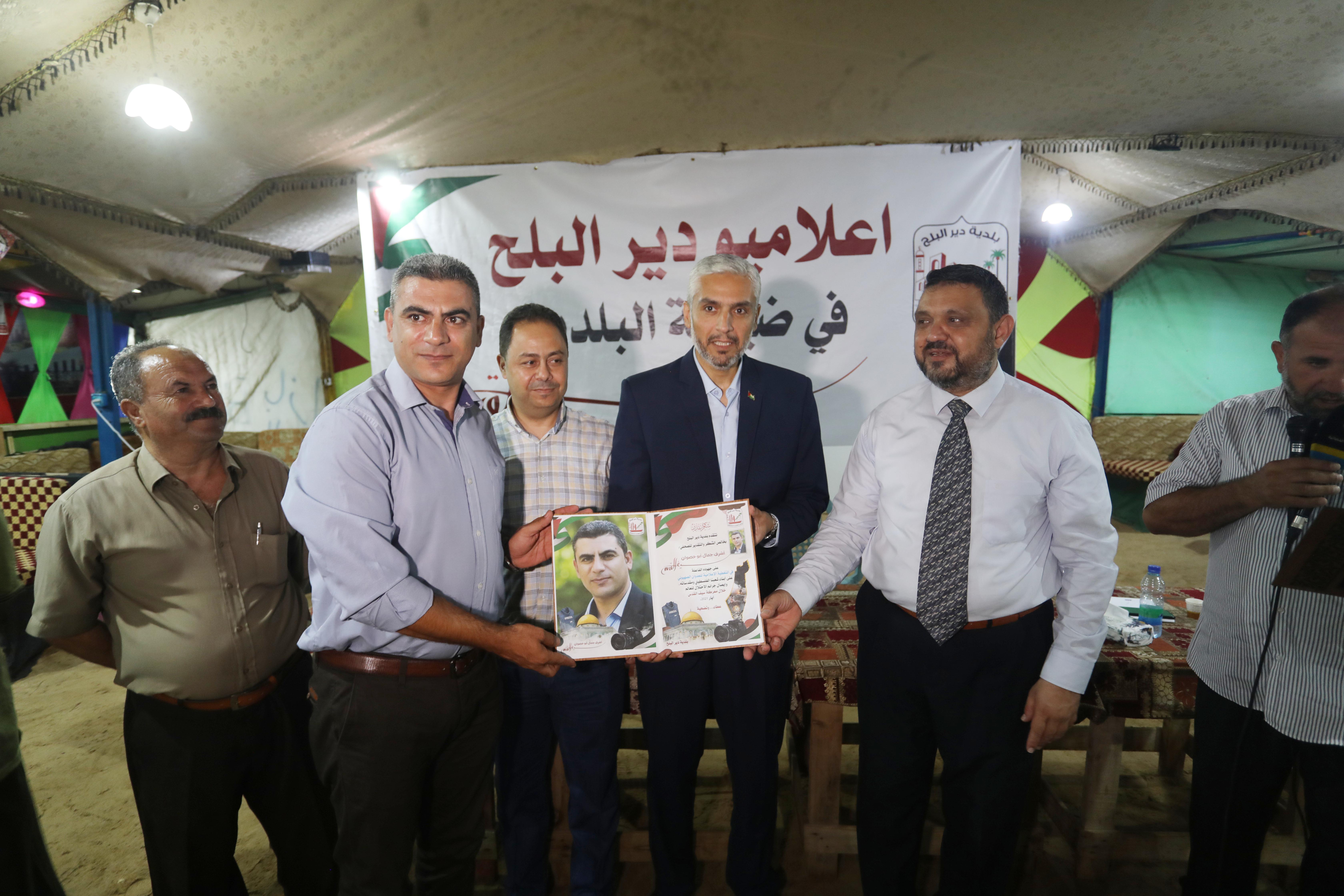 بلدية دير البلح تستضيف عدد من الاعلاميين وصحفيين المدينة