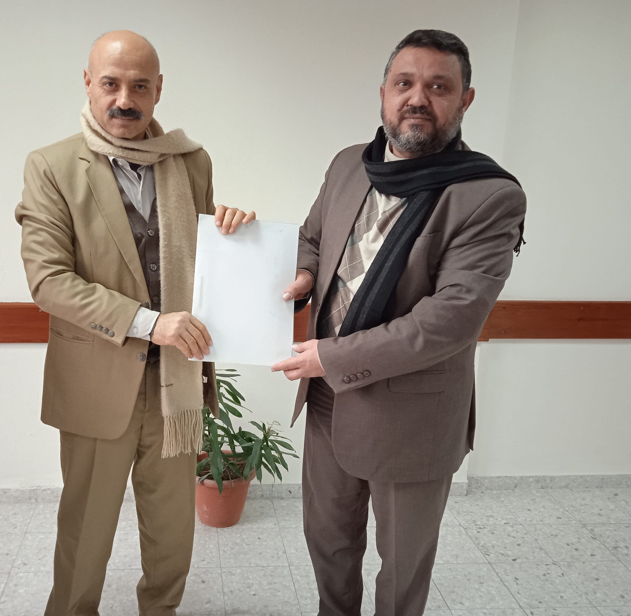 بلدية دير البلح تنهي تسوية ملفات 22 موظف ملفاتهم عالقة منذ سنة 2012 لدى هيئة التقاعد