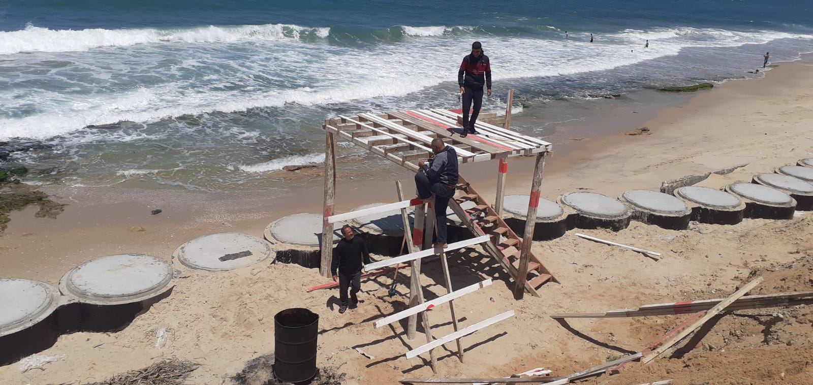 بلدية دير البلح تشرع بإعادة تأهيل وإنشاء أبراج الإنقاذ البحري