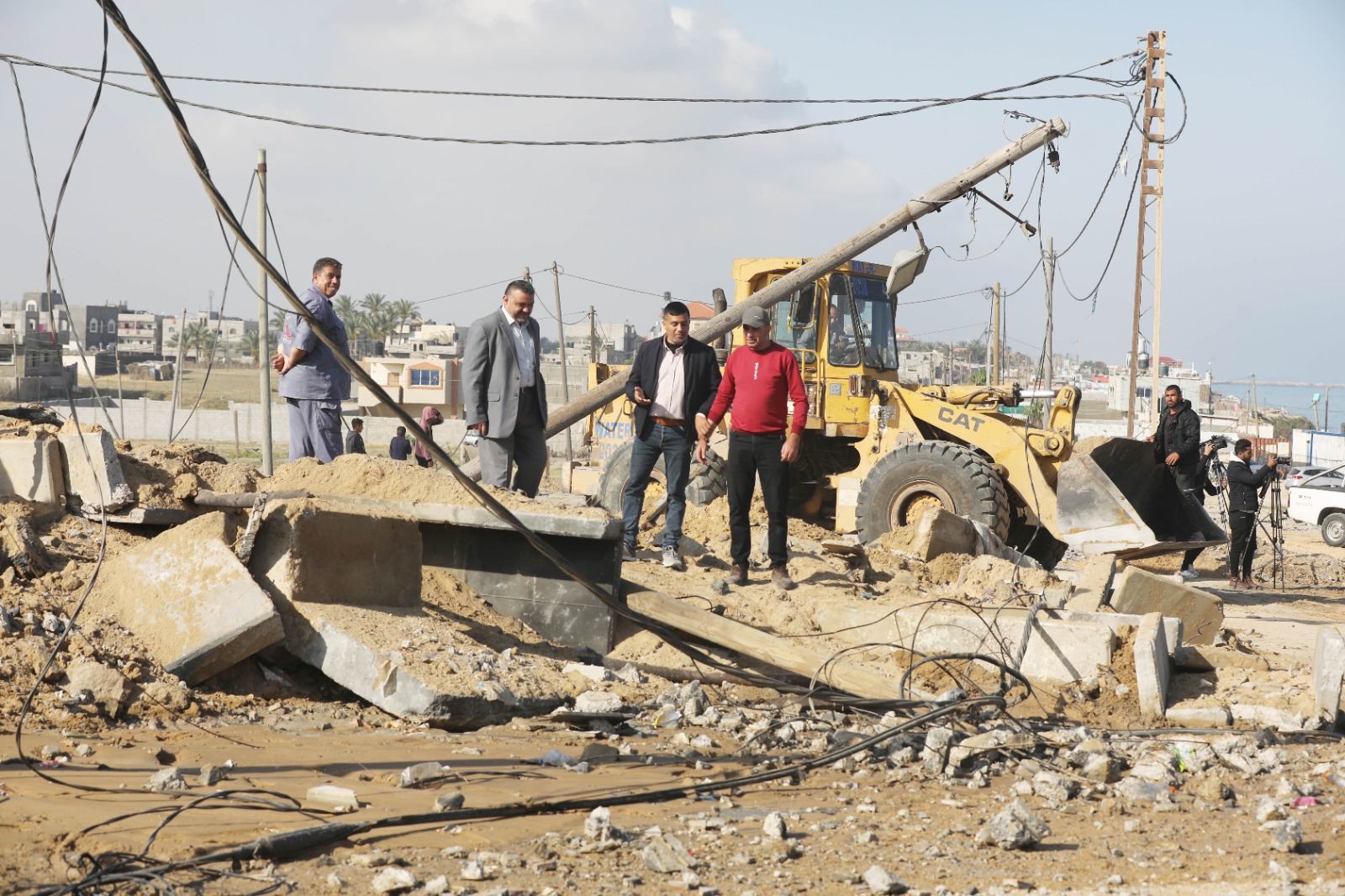 تضرر البنية التحتية في دير البلح جراء القصف الصه.يوني الليلة الماضية