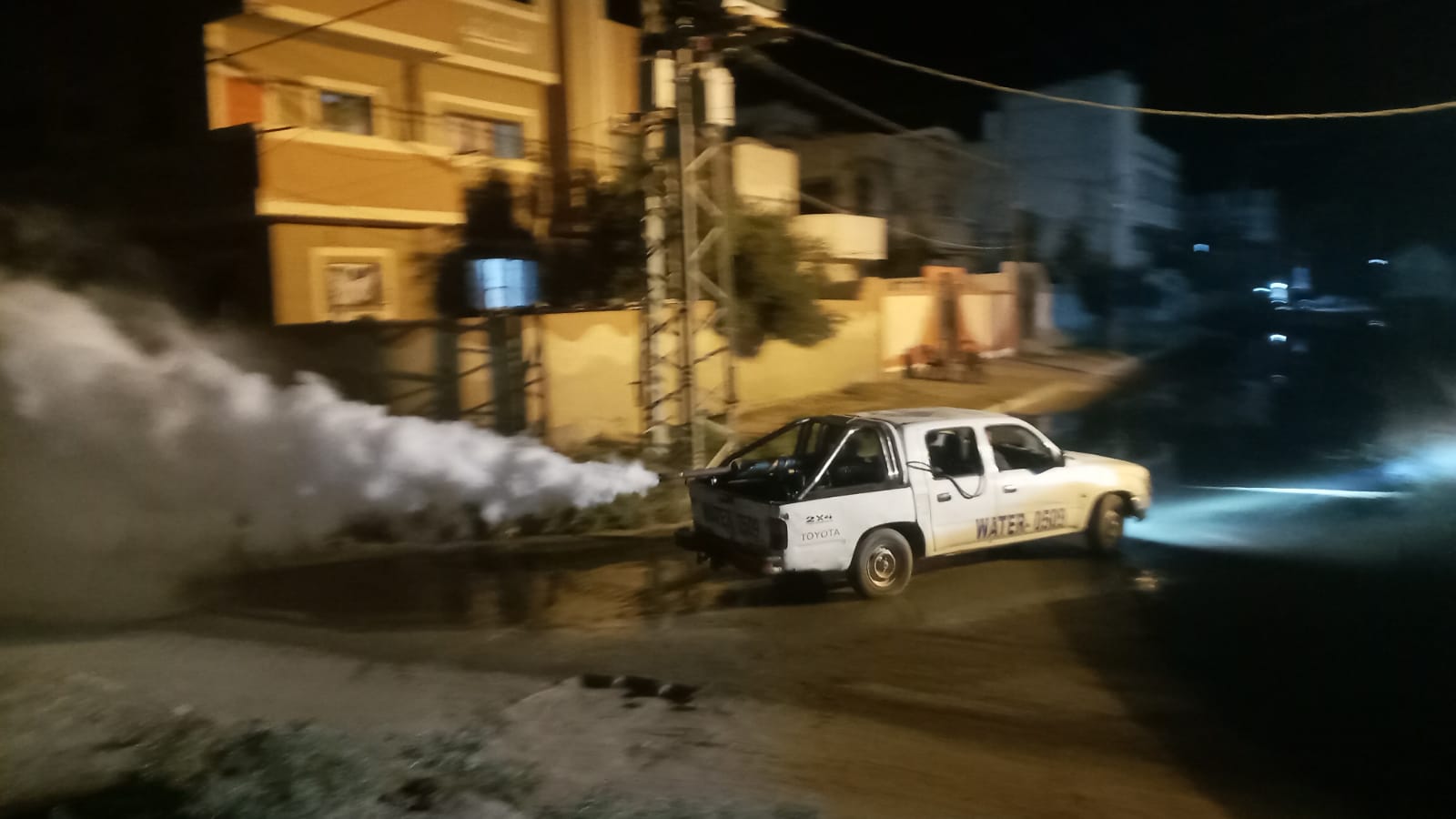 استمرار مكافحة الحشرة الطائرة ليلاً في المناطق الغربية من دير البلح