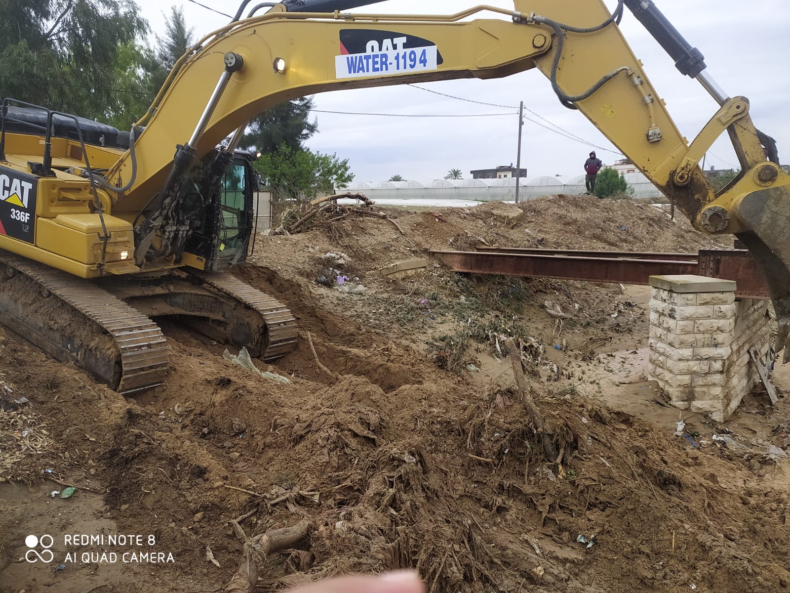 ستمرار تنظيف مجرى وادي السلقا للتخفيف من تأثير المنخفض الجوي