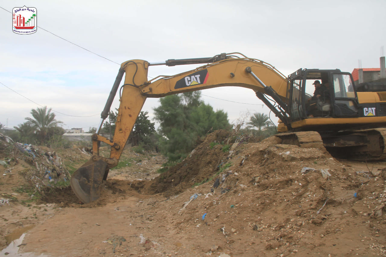 رئيس بلدية دير البلح يجري زيارة ميدانية لمنطقة مجرى الوادي ويؤكد على اتخاذ مزيدا من التدابير تحسبا لأي طارئ
