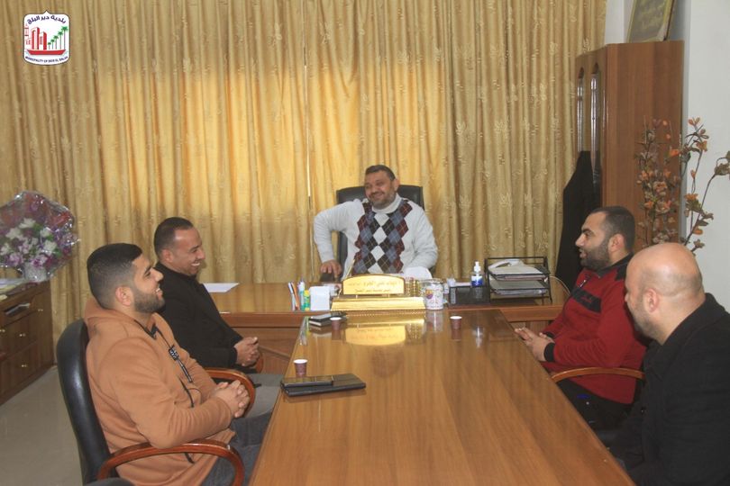 بلدية دير البلح تبحث مع مديرية الزراعة حاجة الطرق الزراعية بالمدينة لأعمال التسوية