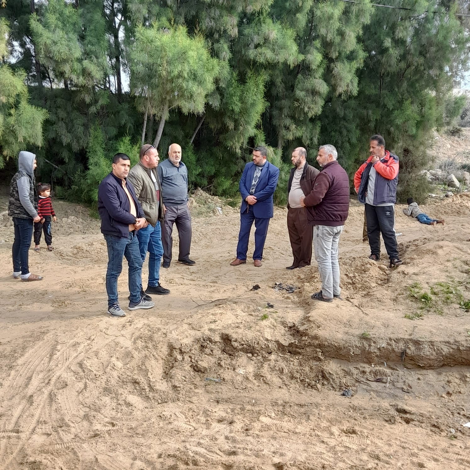رئيس بلدية دير البلح يجري زيارة ميدانية للوقوف على معالجة اثار المنخفض الجوي ومعاينة مجرى الوادي