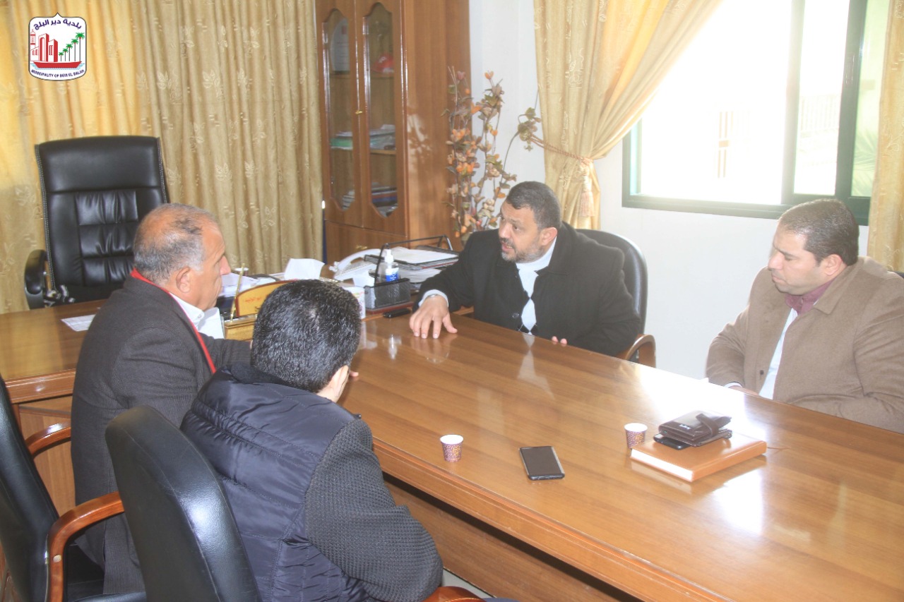 بلدية دير البلح تبحث مجريات العمل بمشروع مركز دير البلح المجتمعي