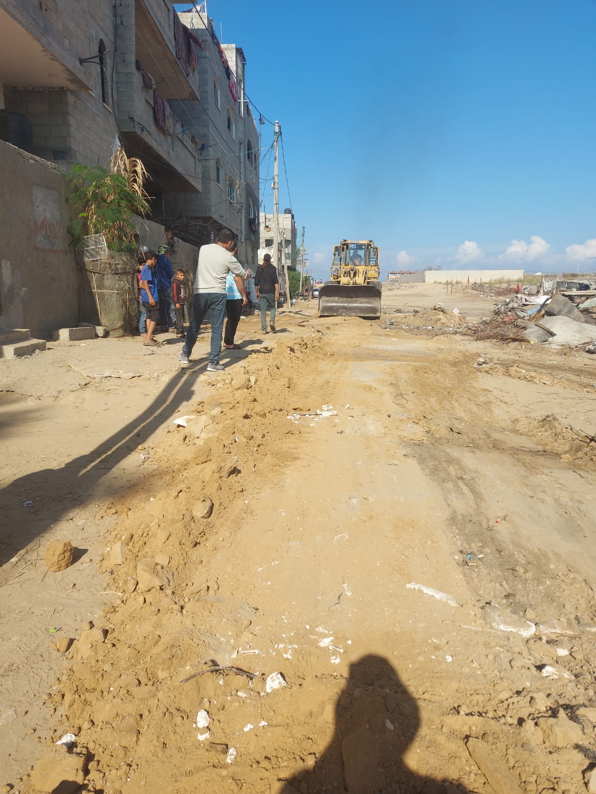 بلدية دير البلح تنتهي من إزالة التعديات على شارع ضمن مخطط منطقة أبو فياض