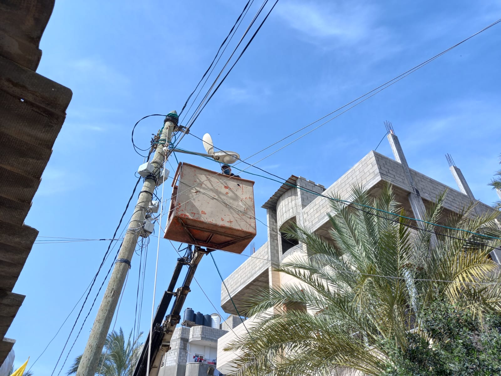 بلدية دير البلح تطلق حملة لإنارة مناطق وشوارع المدينة مع  اقتراب شهر رمضان المبارك