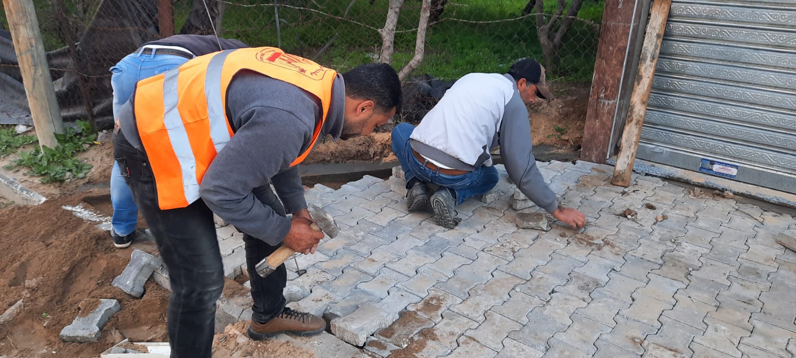 بلدية دير البلح تنتهي من أعمال مشروع صيانة الأرصفة بدير البلح