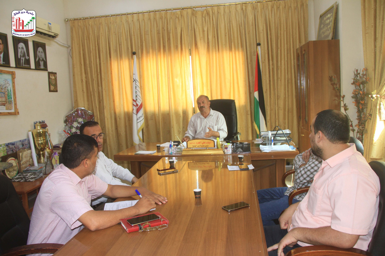 بلدية دير البلح تبحث آلية عمل قسمي النظافة والمياه