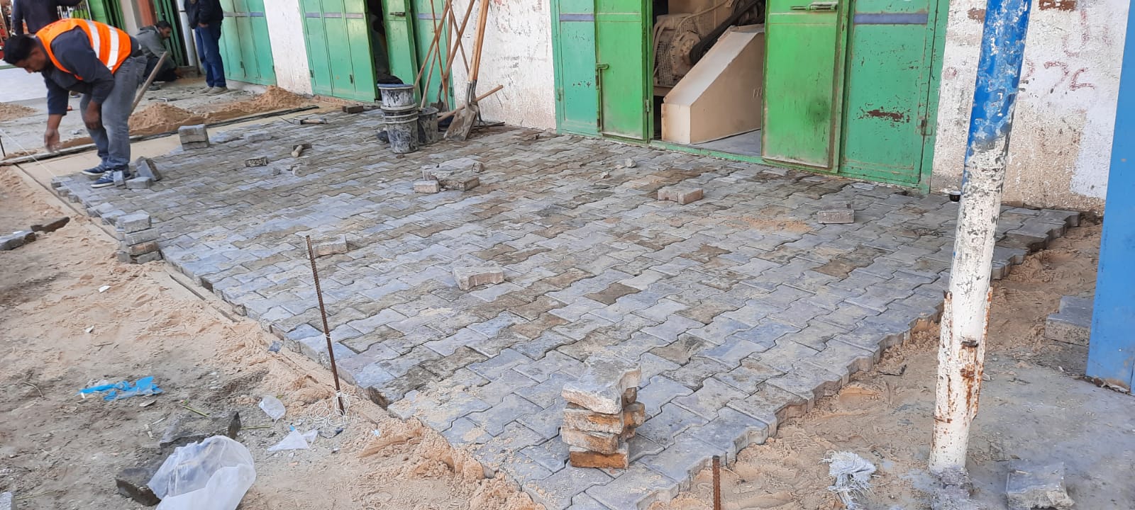 استمرار العمل بمشروع صيانة الأرصفة بدير البلح بنسبة إنجاز 85%