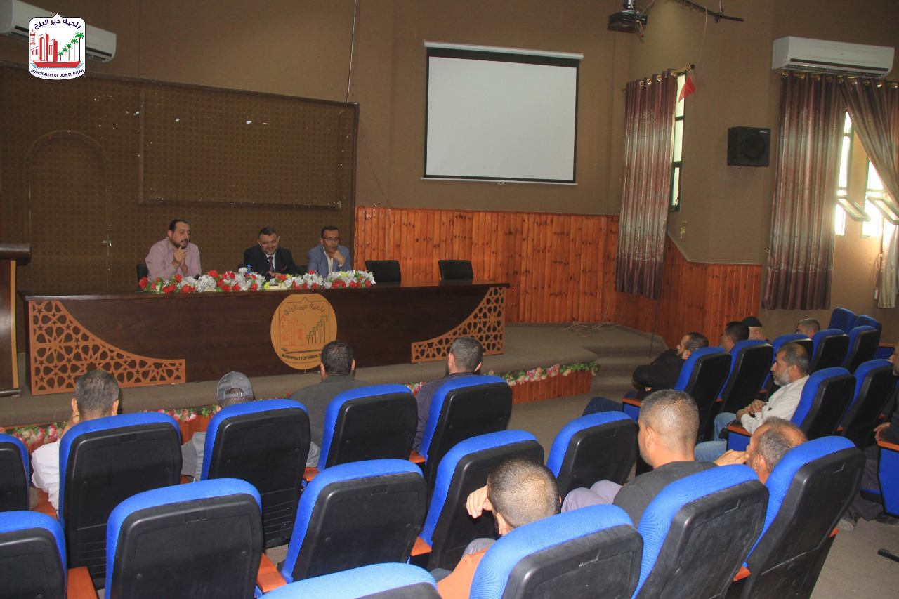 بلدية دير البلح تعقد لقاءً مع لجنة طوارئ الشتاء وآلية التعامل مع المنخفضات الجوية المرتقبة