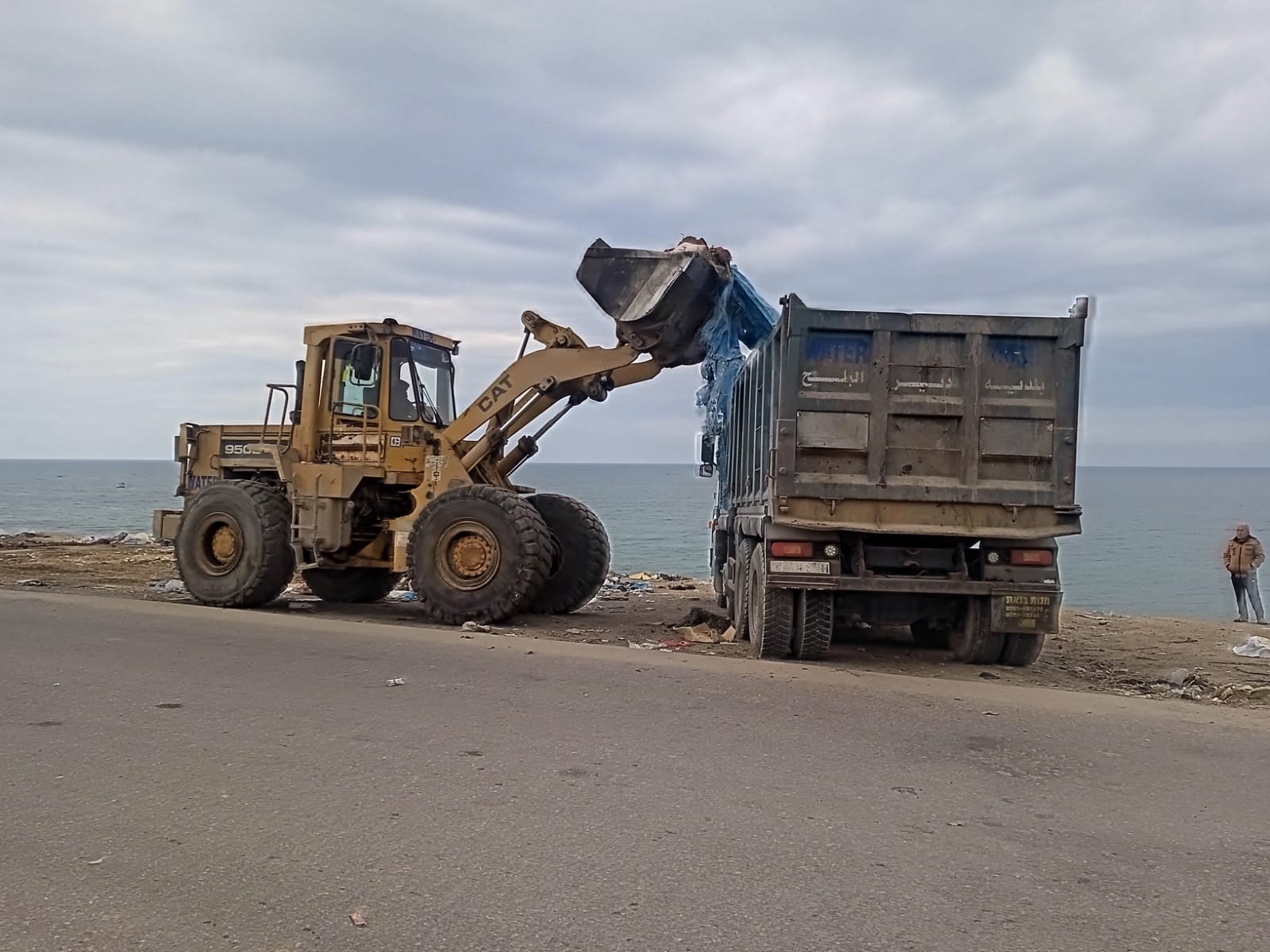 خلال الأسبوع: 240 طن من النفايات تم ترحيلها من المكبات العشوائية بدير البلح