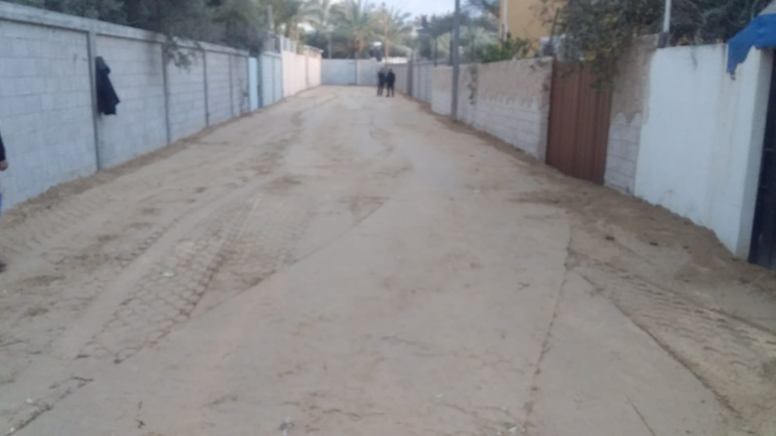 بلدية دير البلح تشرع بأعمال تطوير وتعبيد شارع مسجد الهدى وشارع العصار بالبركة