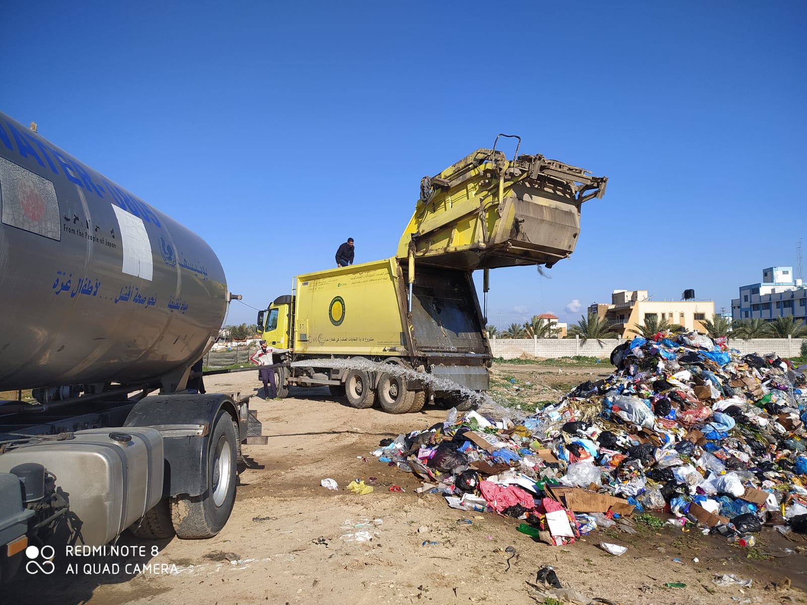 بلدية دير البلح تهيب بالمواطنين بالحفاظ على الحاويات وعدم إشعال النار فيها