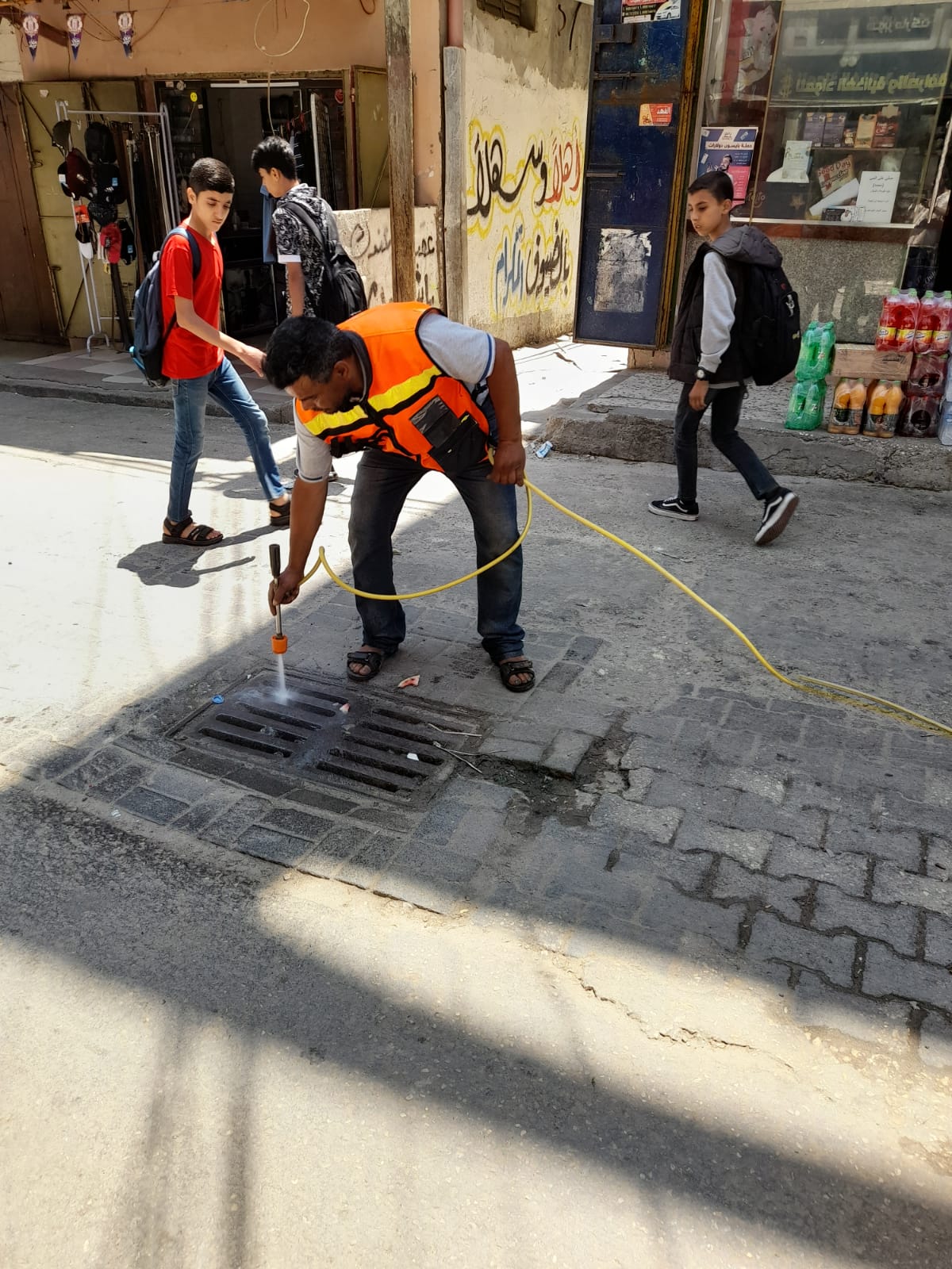 ضمن أعمال مكافحة حشرة البعوض: البدء برش مصارف مياه الأمطار تمهيداً للرش بجهاز الفوجر