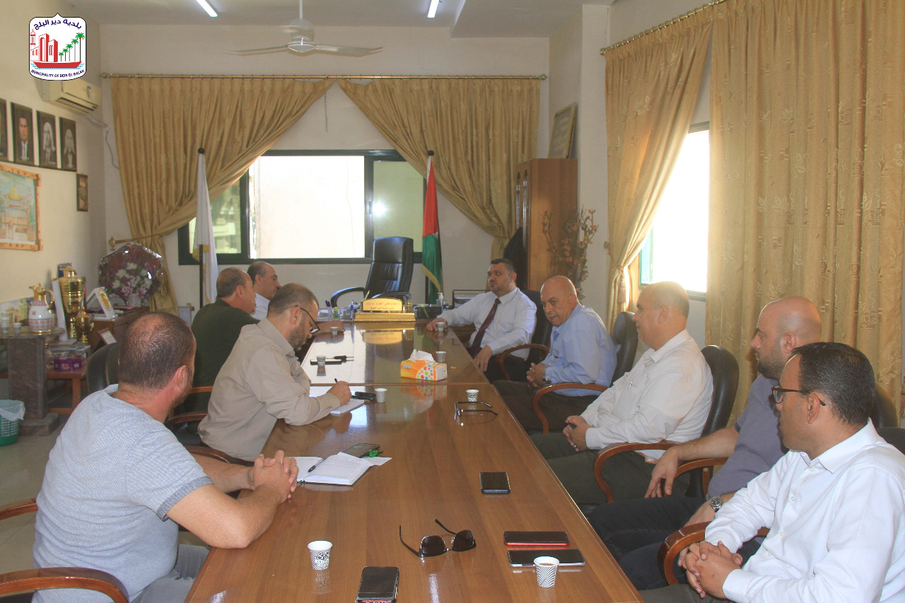 بلدية دير البلح تلتقي بوفد من وكالة الغوث وتبحث سير العمل في المشاريع الجارية