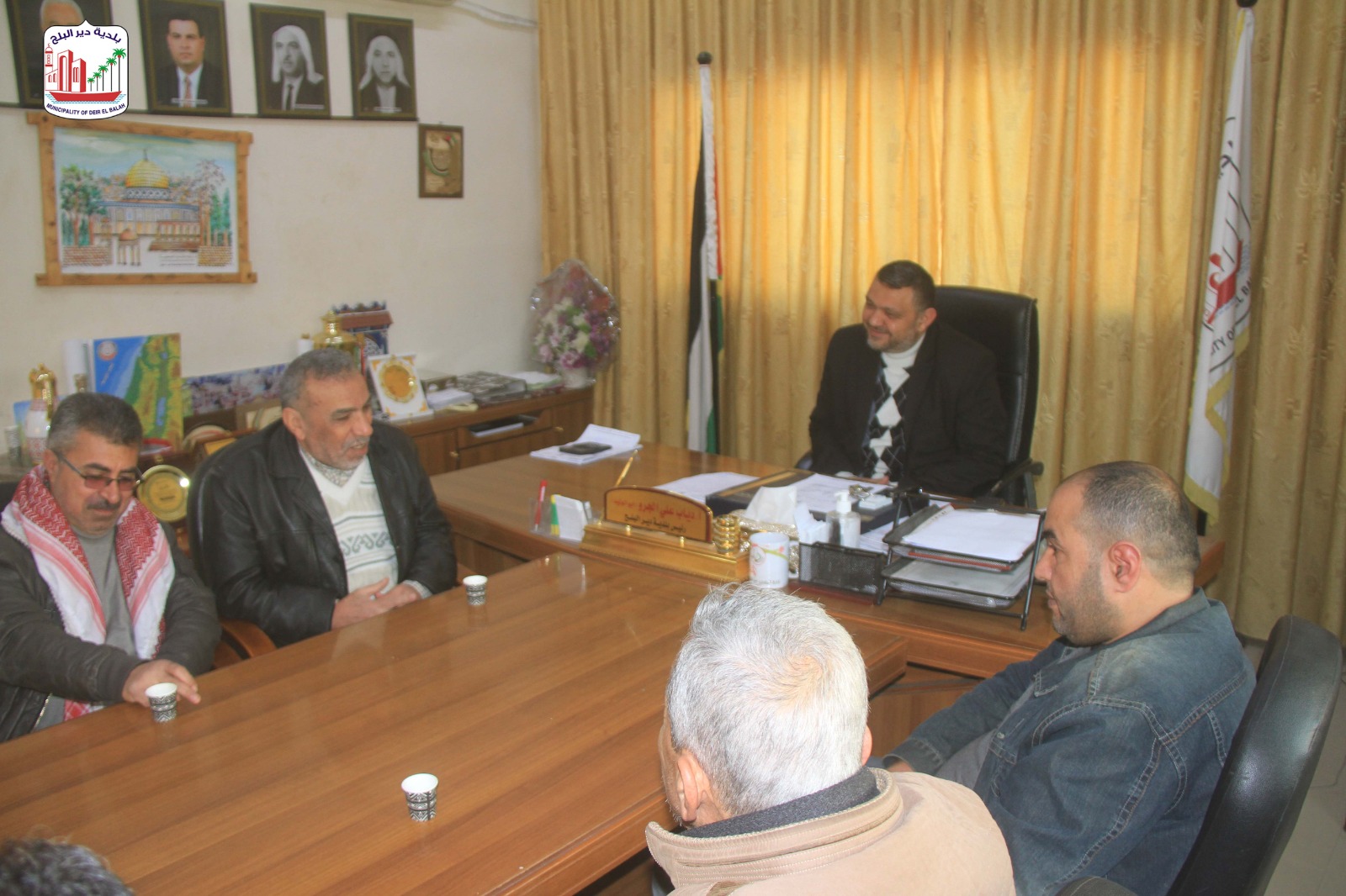 بلدية دير البلح تستقبل وفد من الجبهة الديمقراطية