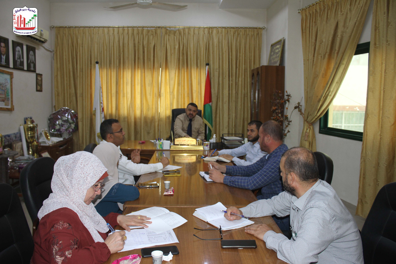 بلدية دير البلح تعقد اجتماعها الدوري لبحث سير العمل وتطويره