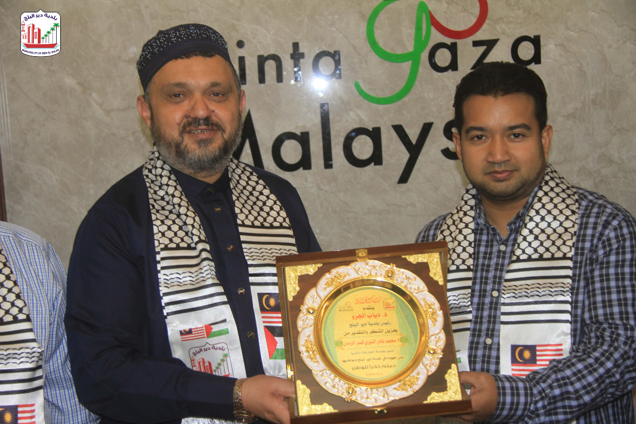 رئيس بلدية دير البلح يلتقي مدير مؤسسة أحباء غزة ماليزيا ويبحث سبل التعاون المشترك