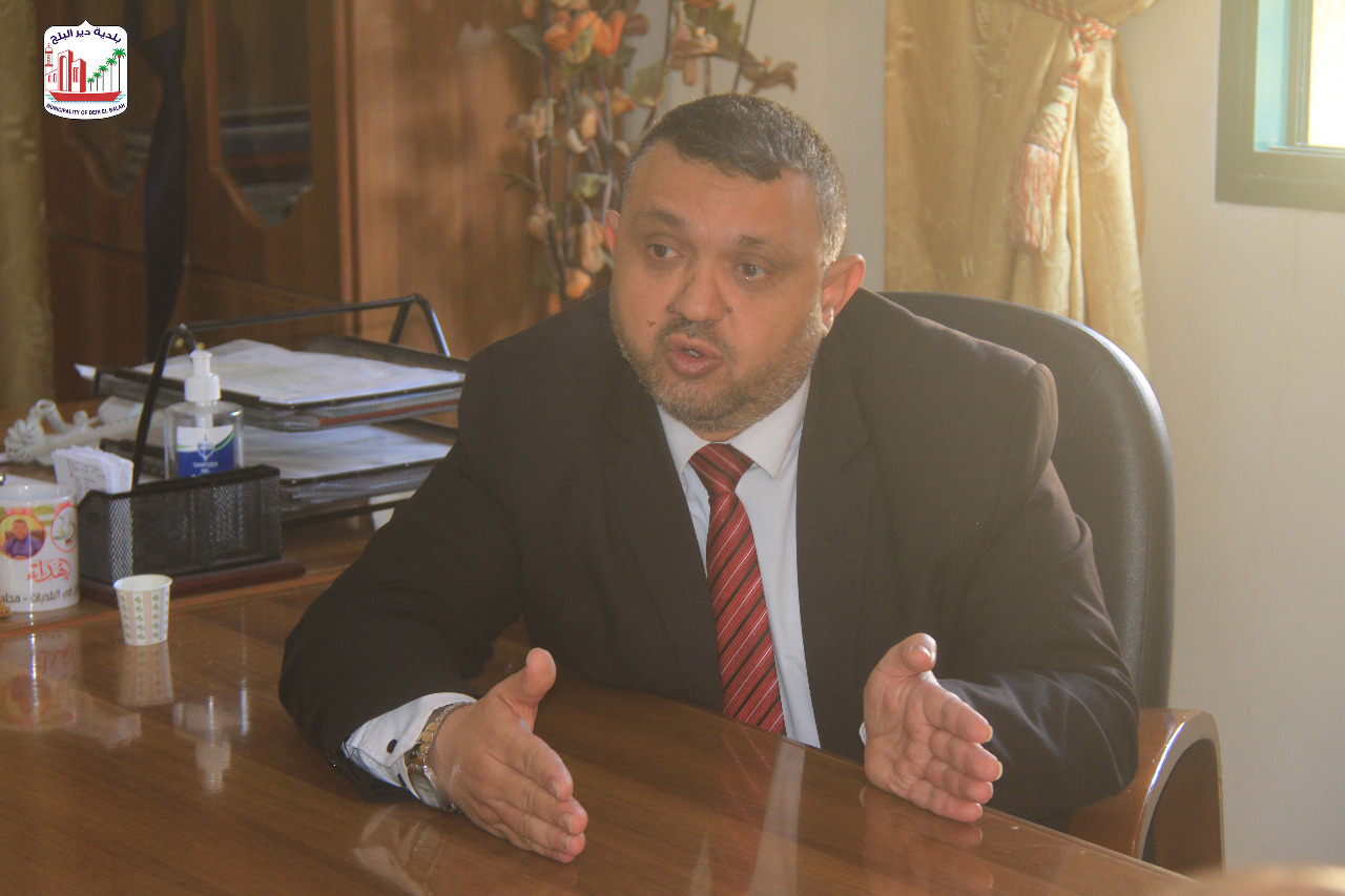 بلدية دير البلح تبحث مع وفد من وكالة الغوث سير العمل بمشروع تطوير المخيم