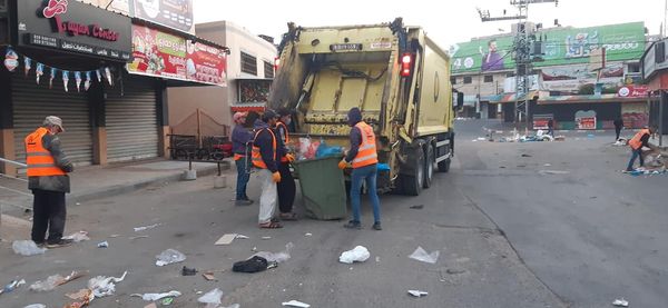 800 طن من النفايات تم جمعها وترحيلها من أحياء المدينة منذ بدء العدوان