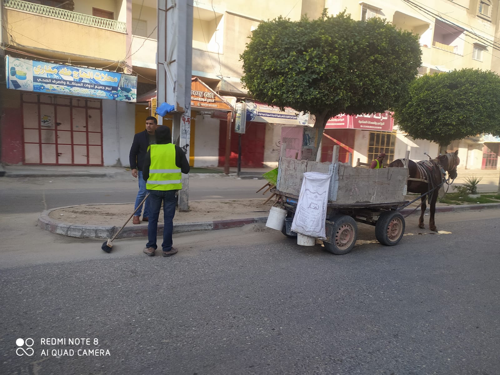 في إطار الحفاظ على مستوى النظافة: إزالة الأتربة المتجمعة على جانبي الشوارع بالمدينة