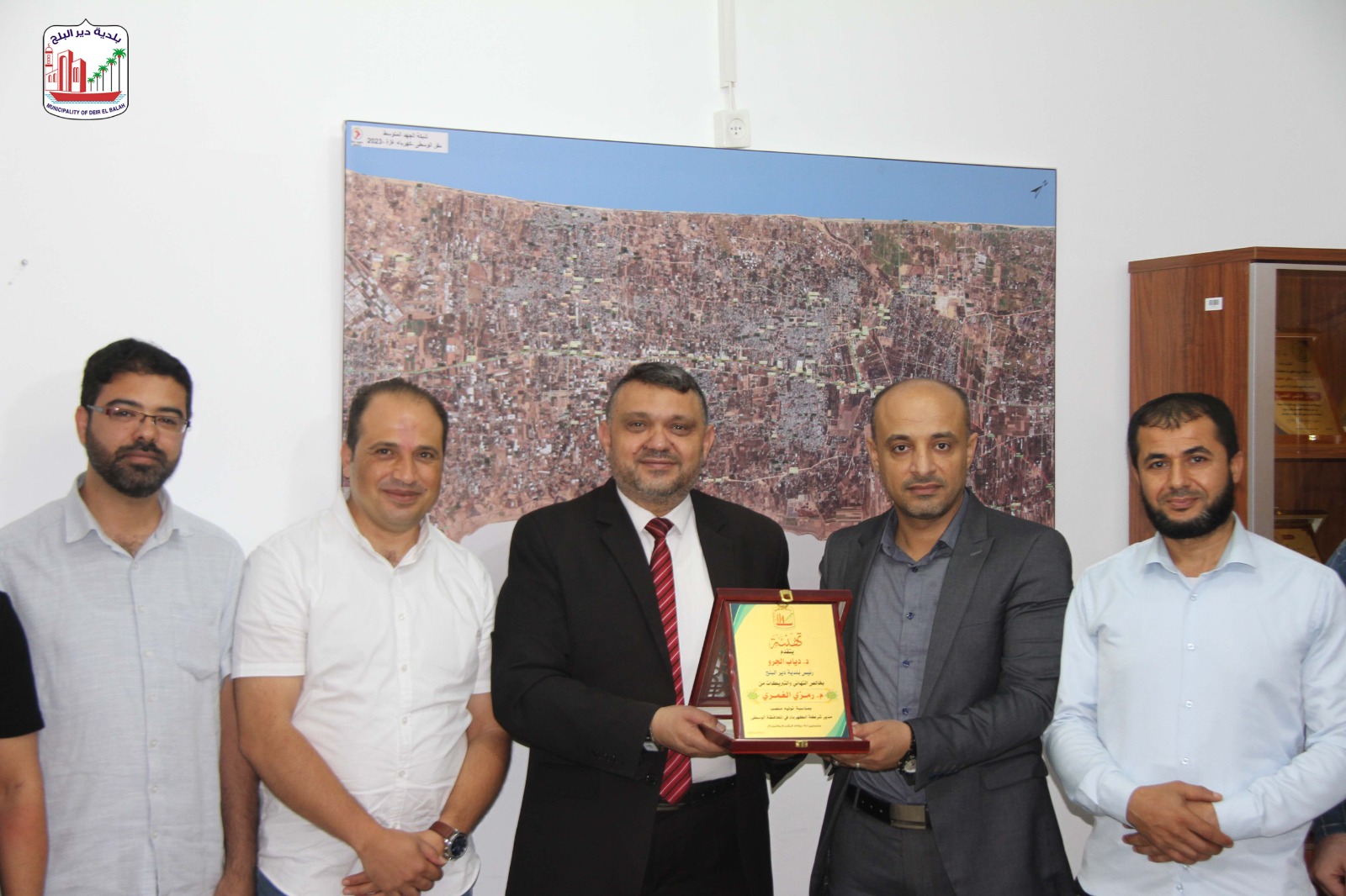 بلدية دير البلح تجري زيارة لمدير مقر شركة الكهرباء ومدير مديرية عمل الوسطى للتهنئة بالمنصب الجديد