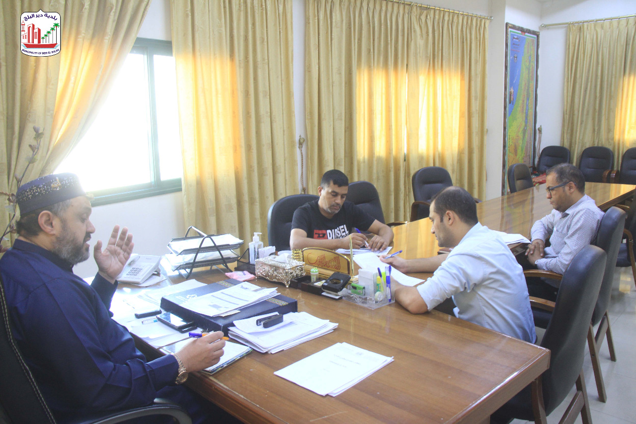 بلدية دير البلح تبحث خطة توزيع الرمسات مع مجلس إدارة النفايات الصلبة لتعزيز مستوى النظافة