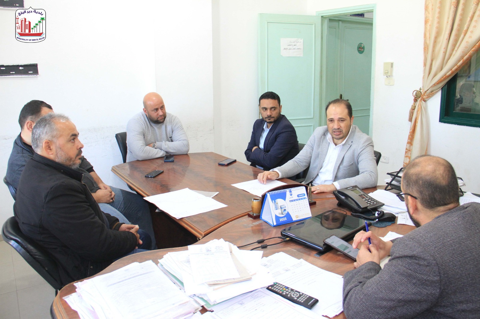 بلدية دير البلح تبحث المسارات المقترحة لخط الكهرباء في حالات الطوارئ