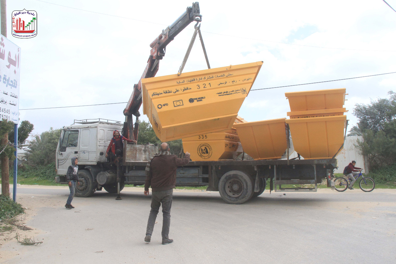 بلدية دير البلح تستبدل نظام ترحيل النفايات بالمنطقة الشرقة لتحسين مستوى النظافة