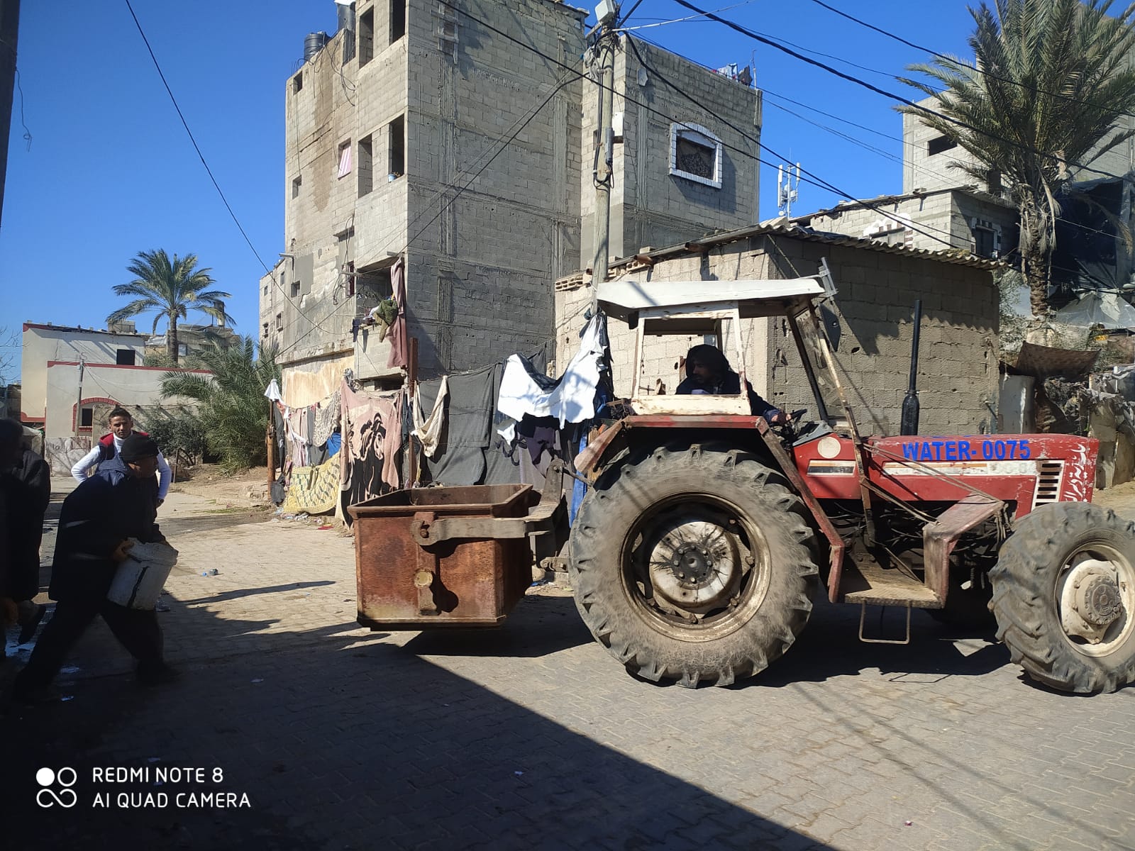 في إطار جهودها للقضاء على المكبات العشوائية... تفعيل خدمة الجمع من بيت الي بيت في الاحياء المطلة على شارع البحر