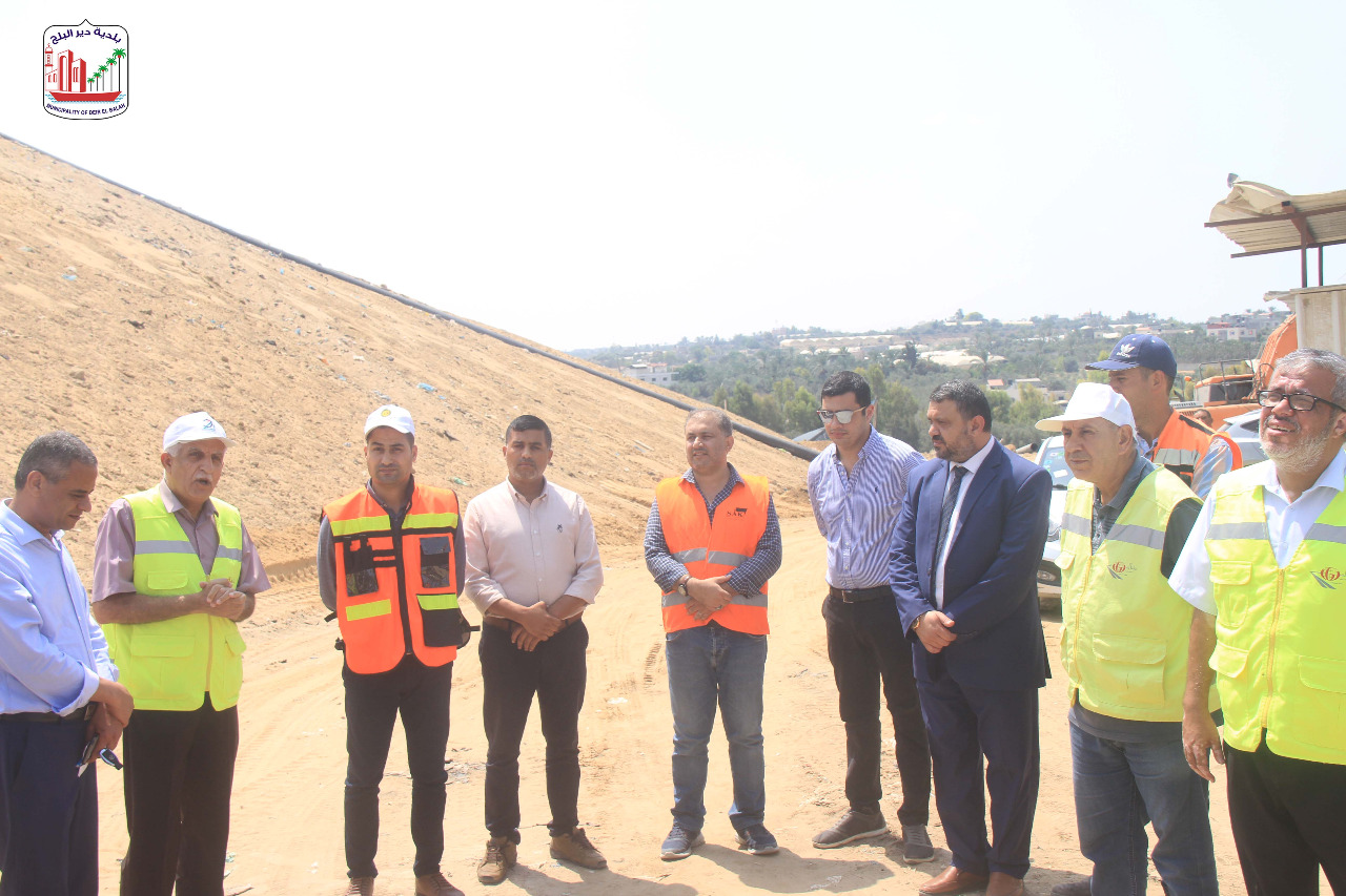 بلدية دير البلح تستقبل وفداً من البنك الدولي وتطلعه على مشروع إغلاق مكب دير البلح الشرقي بعد الانتهاء منه