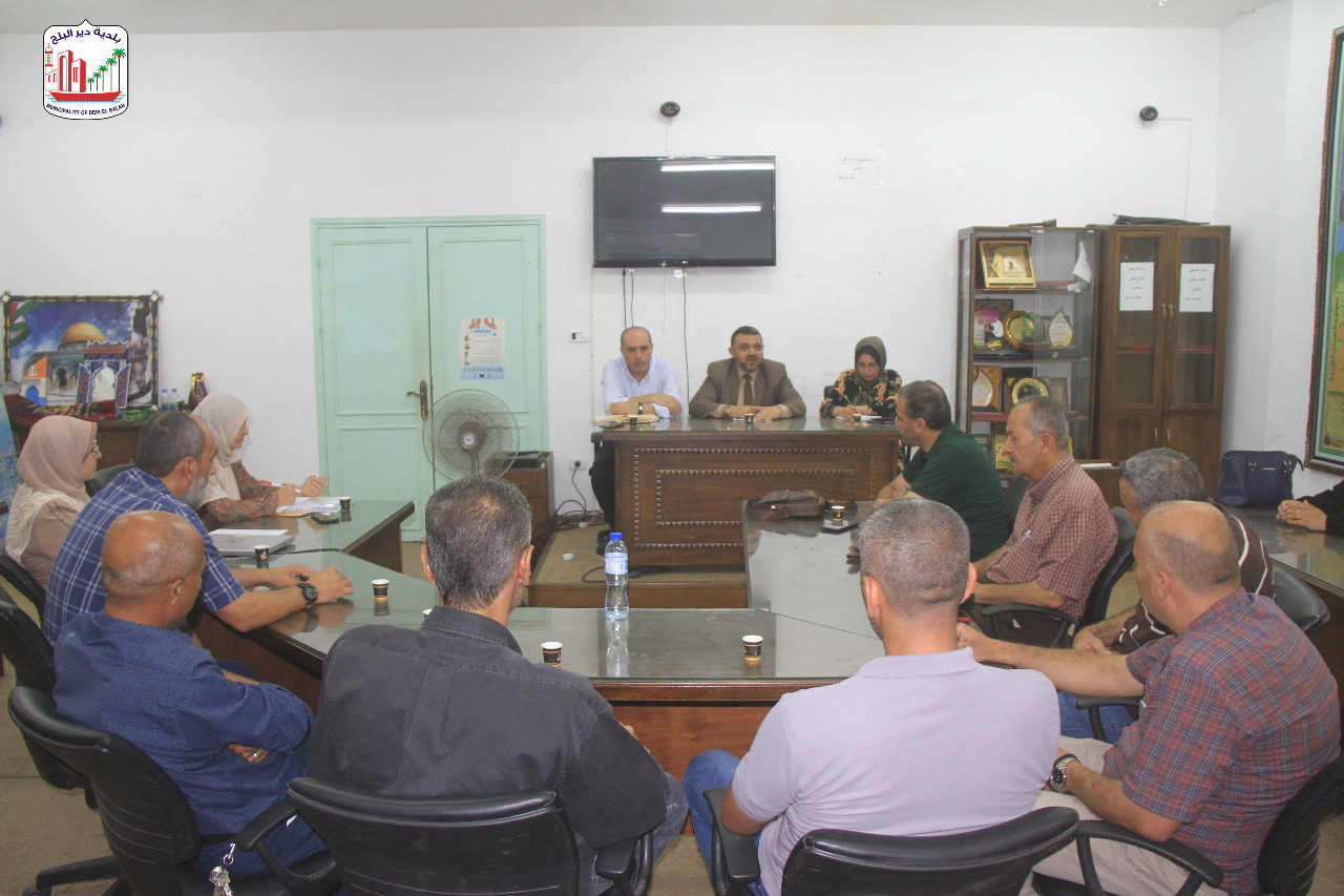 بلدية دير البلح تبحث الترتيبات اللازمة لعمارات القسطل التي انتقل إليها 121 أسرة من سكان المخيم