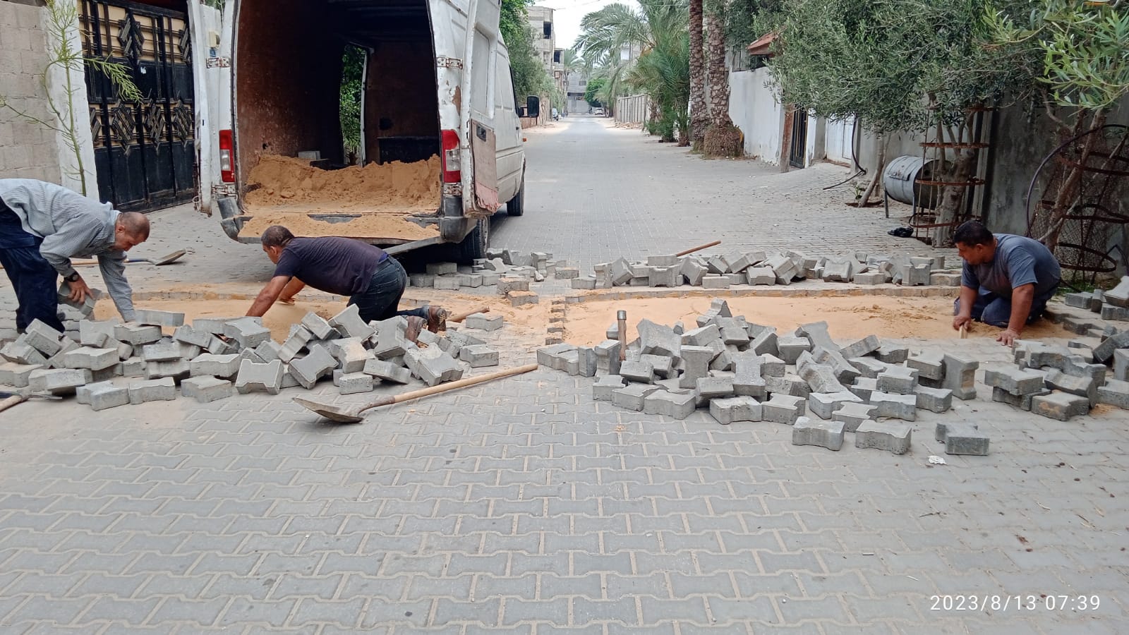 تواصل صيانة الشوارع والأرصفة بمناطق المدينة