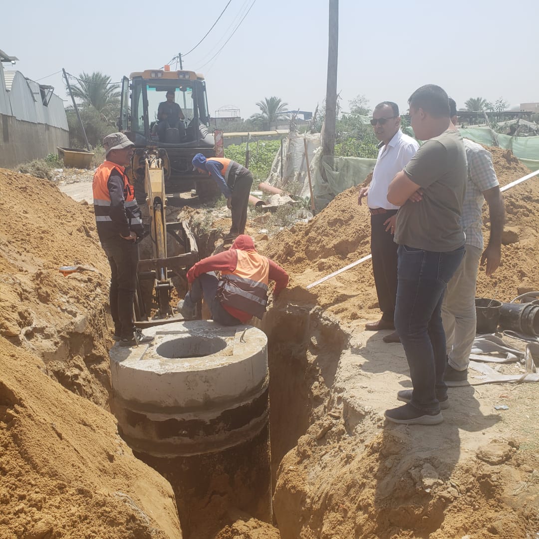 بدء العمل بمشروع تمديد خطوط صرف صحي بمنطقة المعني بدير البلح