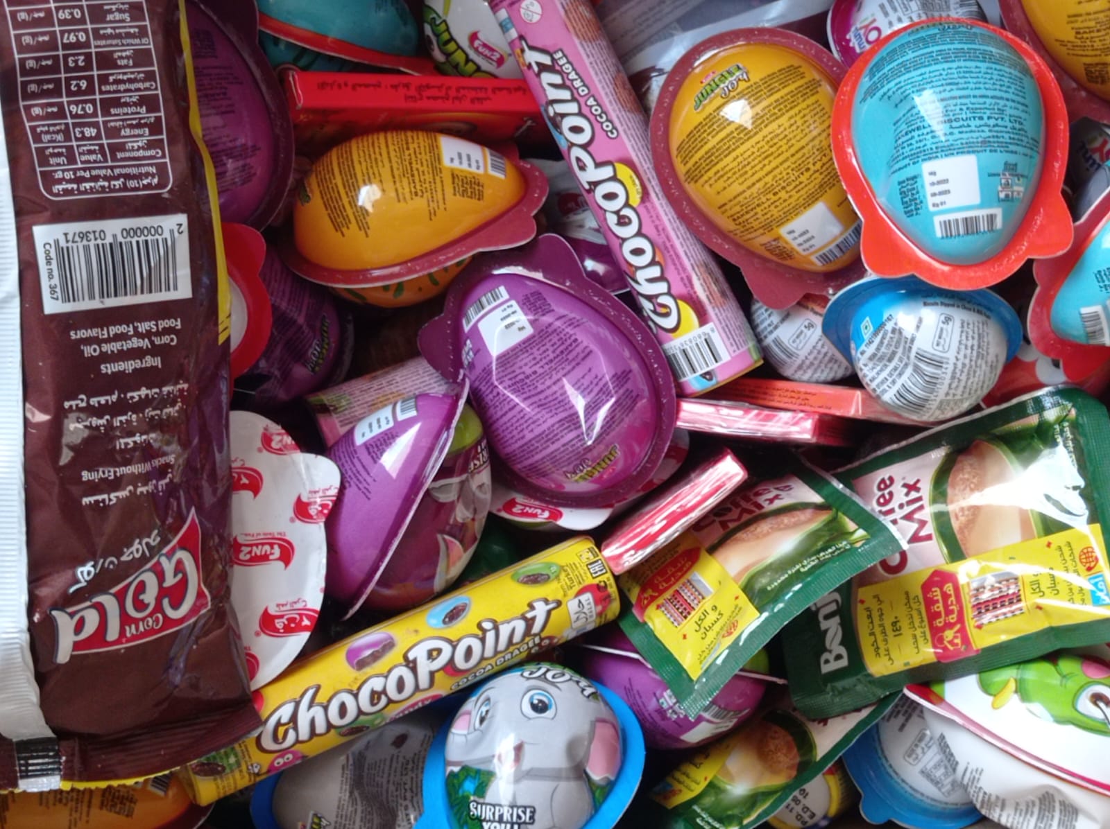 مصادرة وإتلاف كمية من الحلويات والشبس خلال الجولة الميدانية للبسطات العشوائية