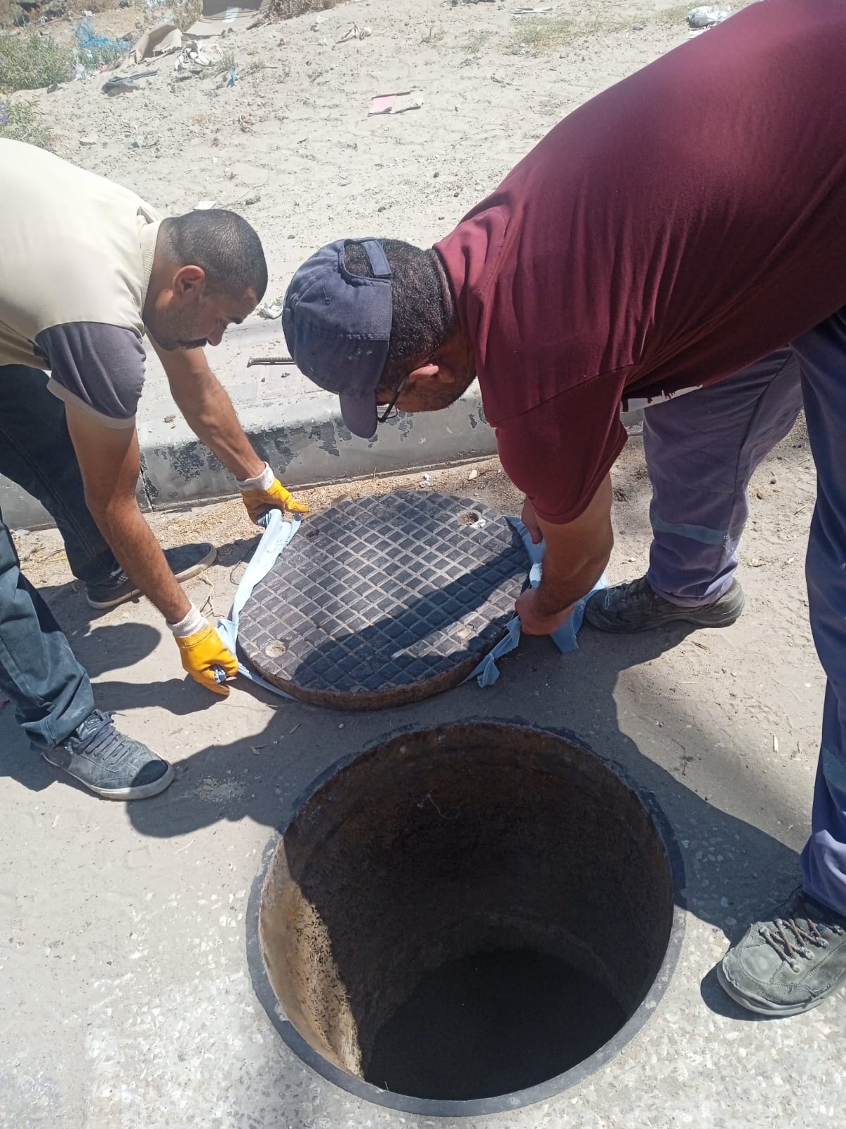 تواصل تسليك مصارف الصرف الصحي بدير البلح ضمن الاستجابة المستمرة لطلبات المواطنين