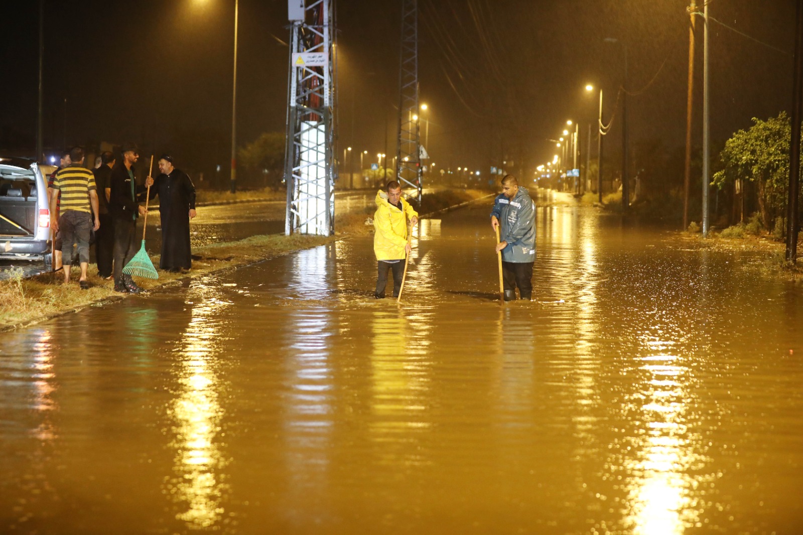 رئيس بلدية دير البلح يجري جولة تفقدية لمتابعة فرق الطوارئ بالتزامن مع هطول الأمطار