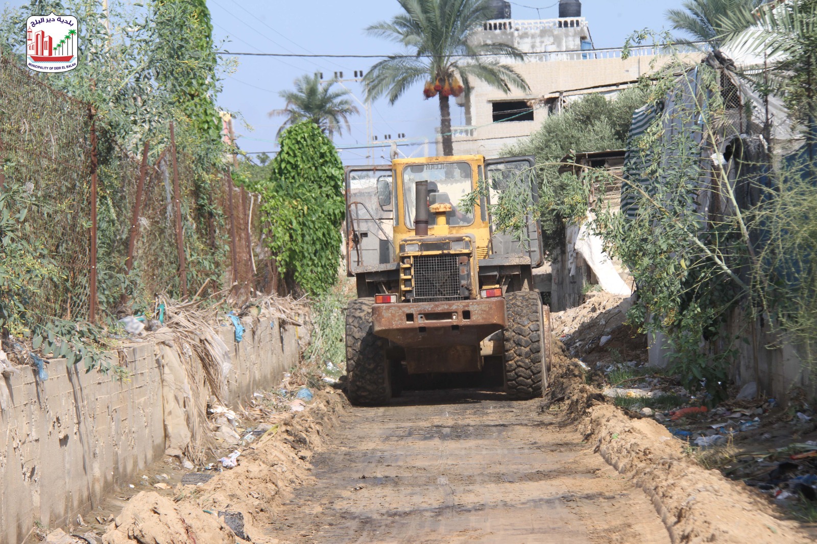 الانتهاء من تنظيف مجرى الباطون لوادي السلقا بدير البلح والبدء بتنظيف العبارات
