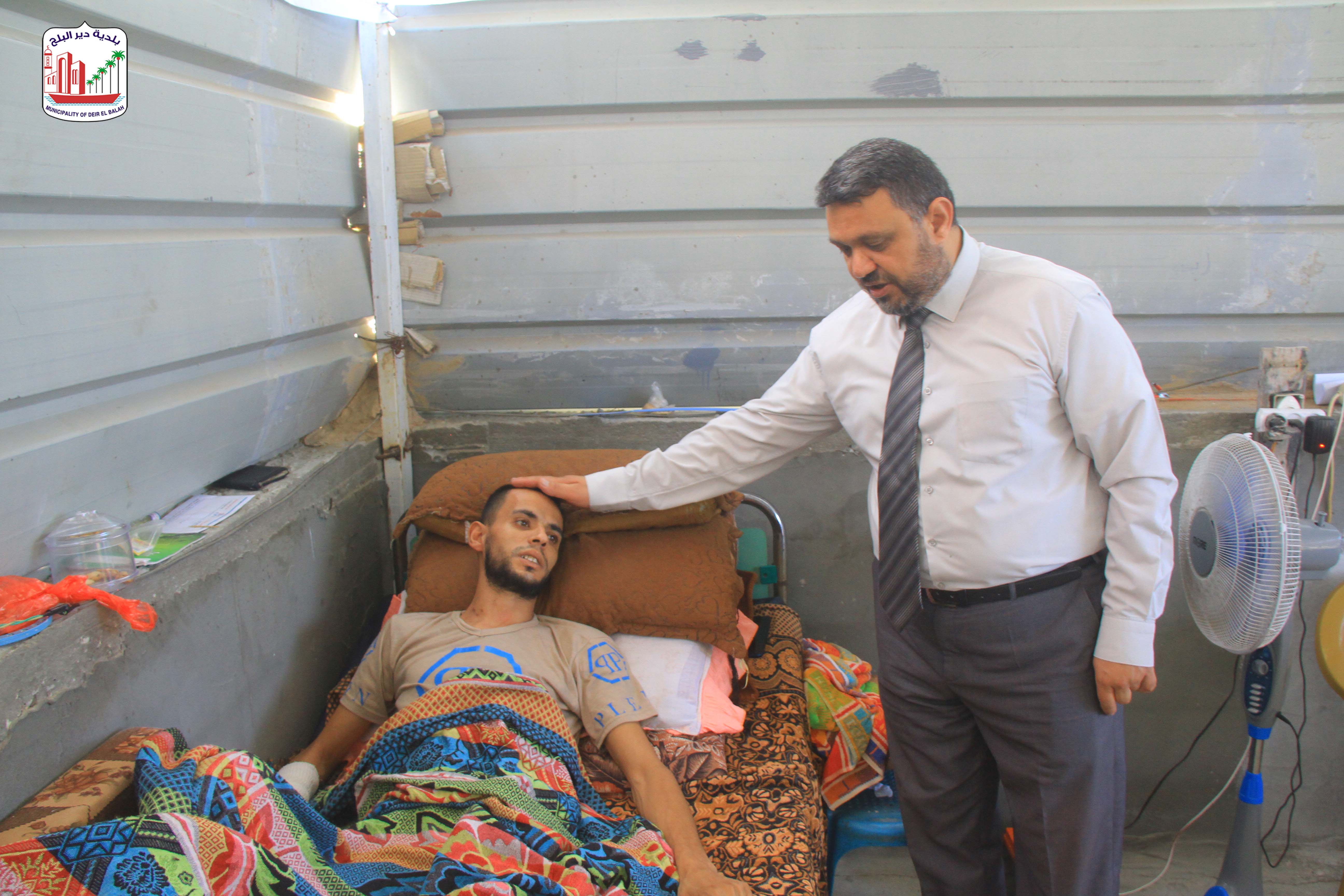 رئيس بلدية دير البلج يزور جرحى سيف القدس من أبناء المدينة