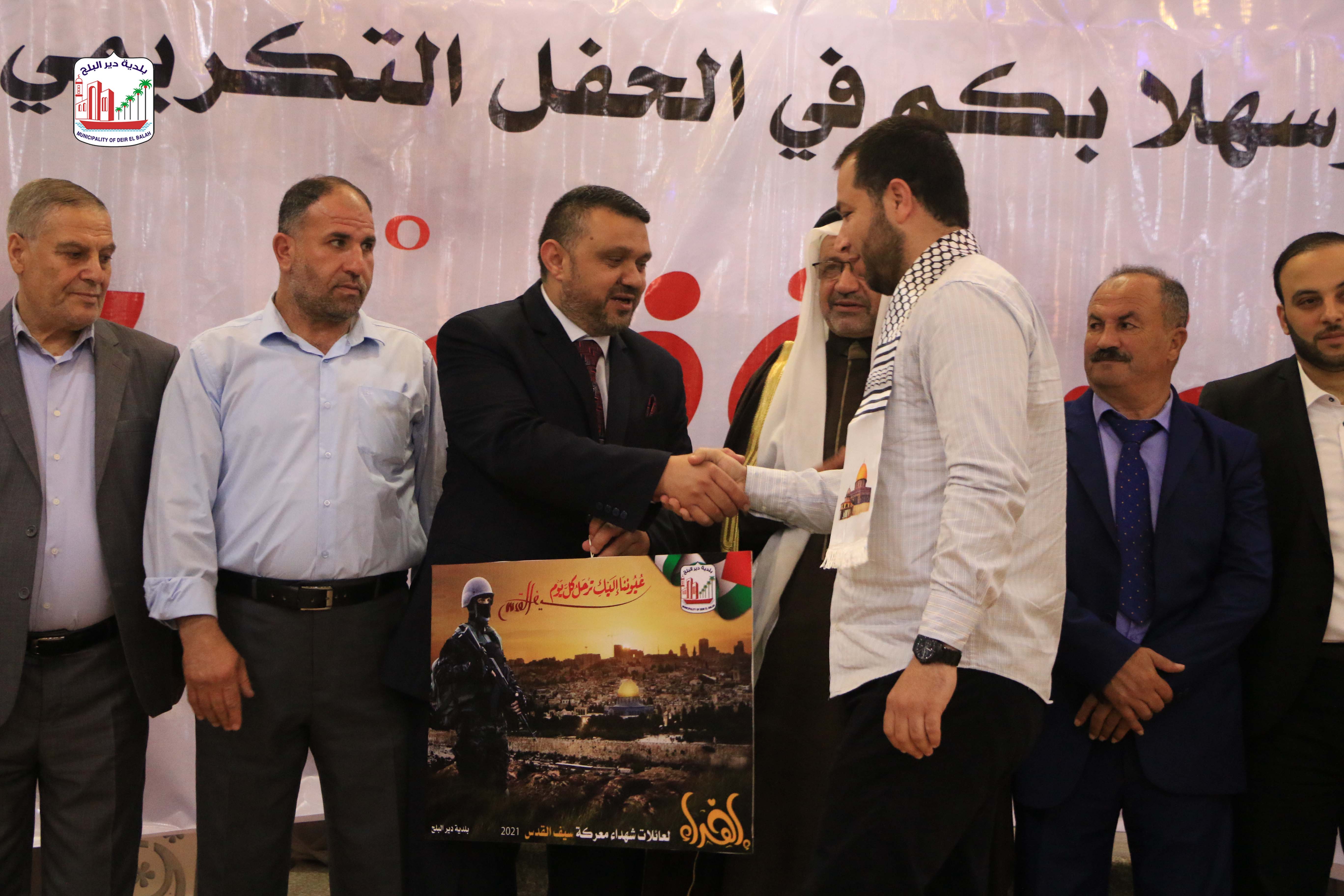 بلدية دير البلح تكرم عوائل شهداء معركة سيف القدس من أبناء المدينة