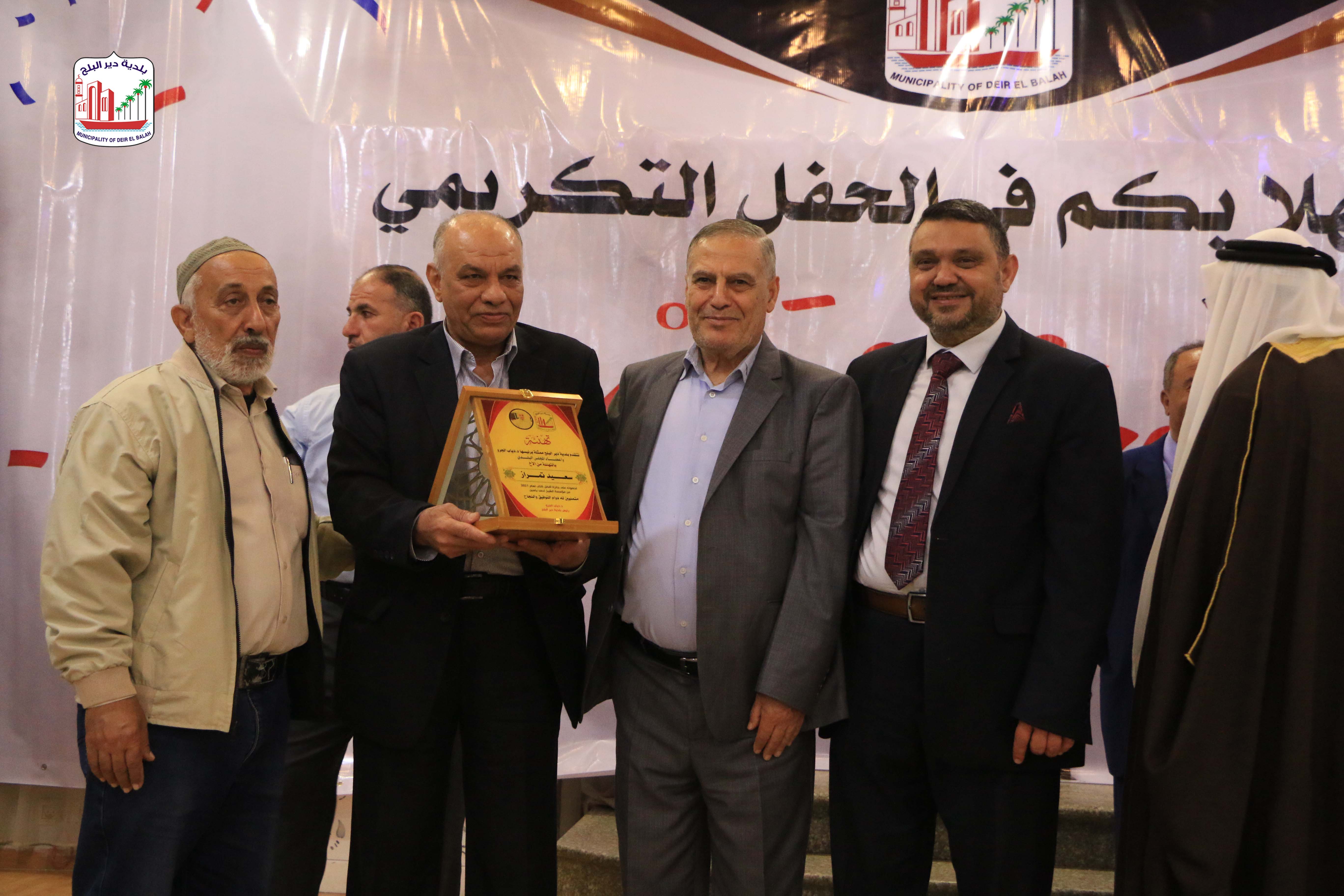 بلدية دير البلح تكرم ثلة من أبنائها والحاصلين على جوائز ومراكز أولى على مستوى الوطن