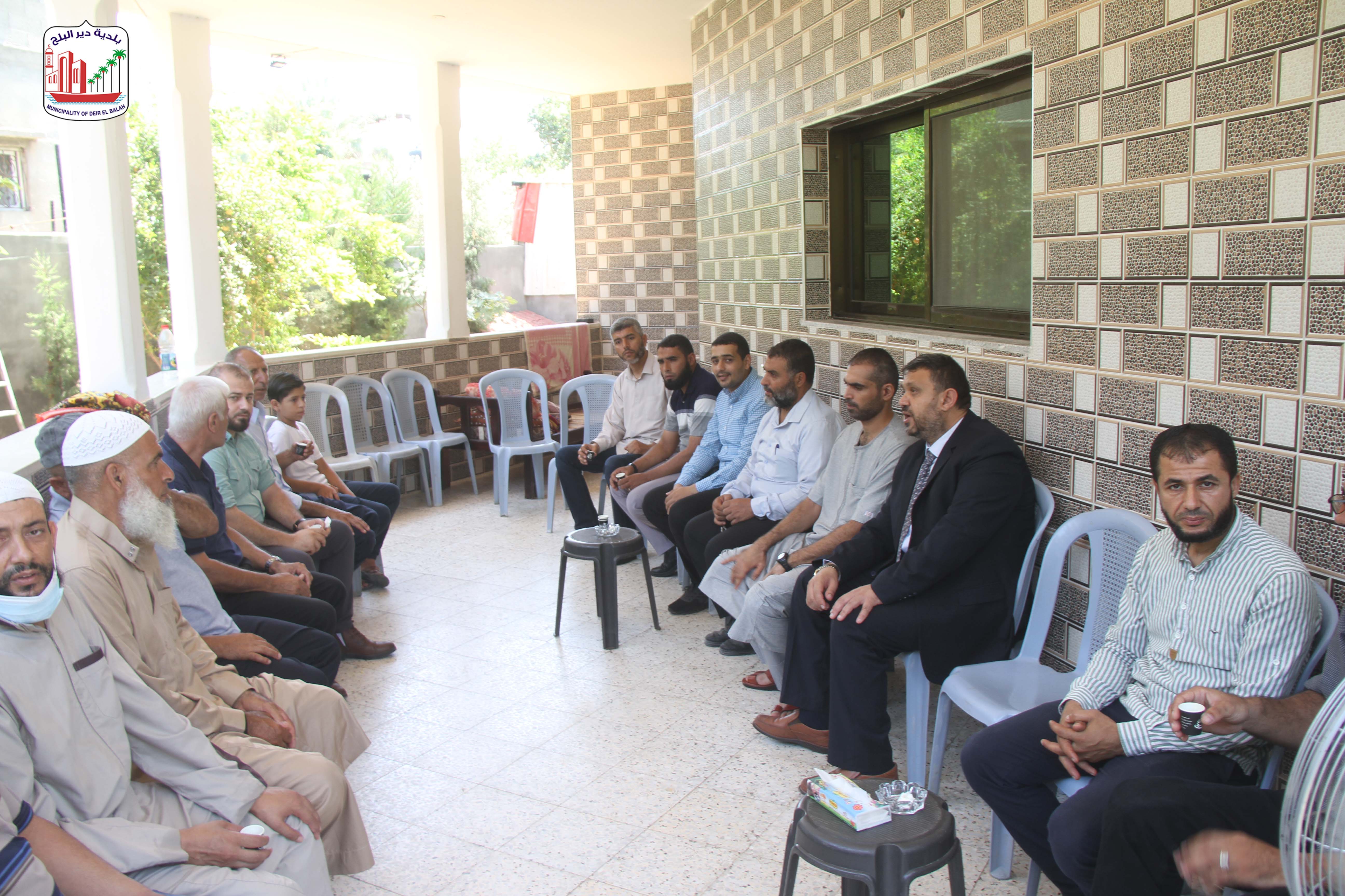 رئيس بلدية دير البلح يهنأ الاسير عامر سعد بركة بالإفراج عنه من سجون العدو