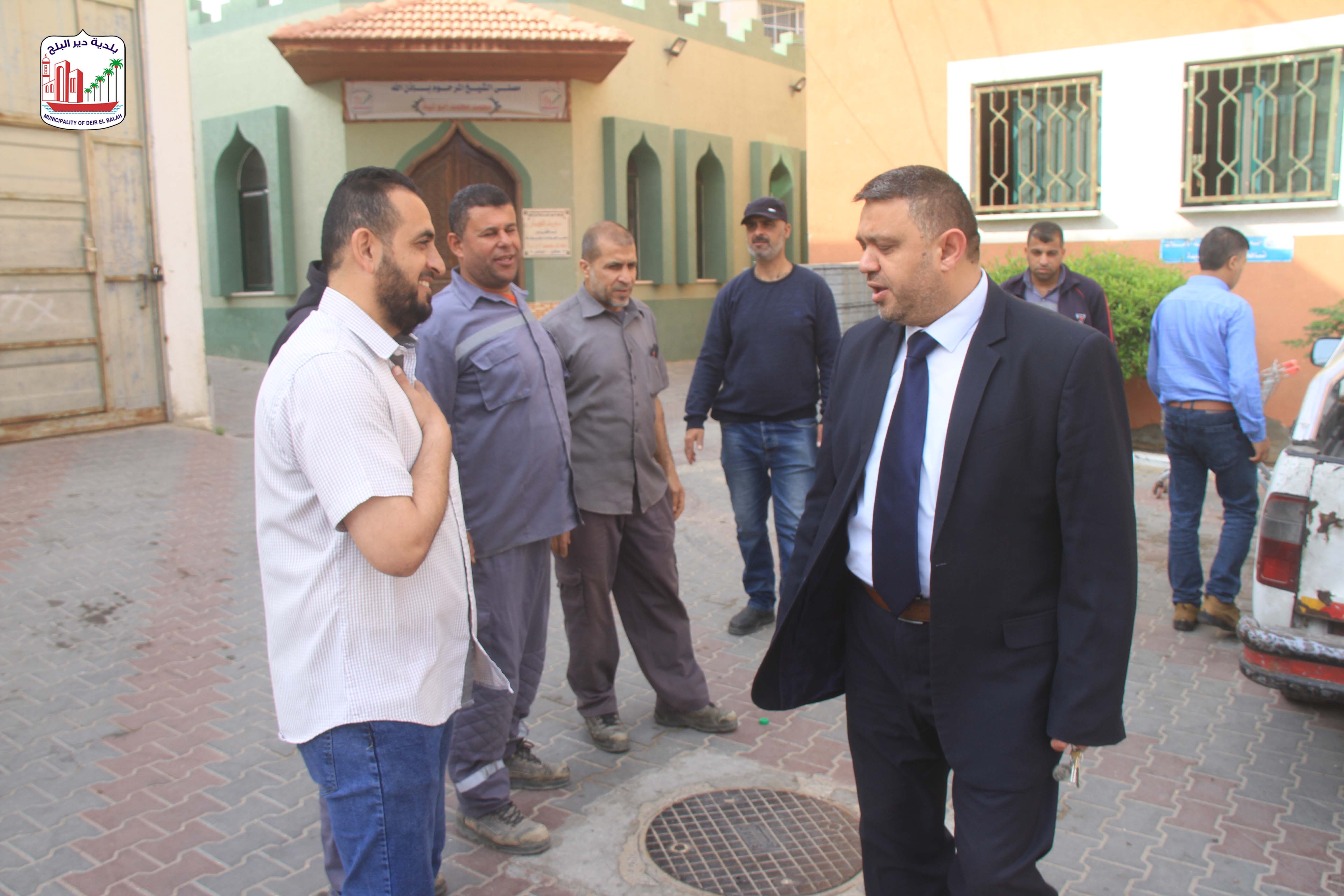 بلدية دير البلح تهنئ موظفيها بالعيد